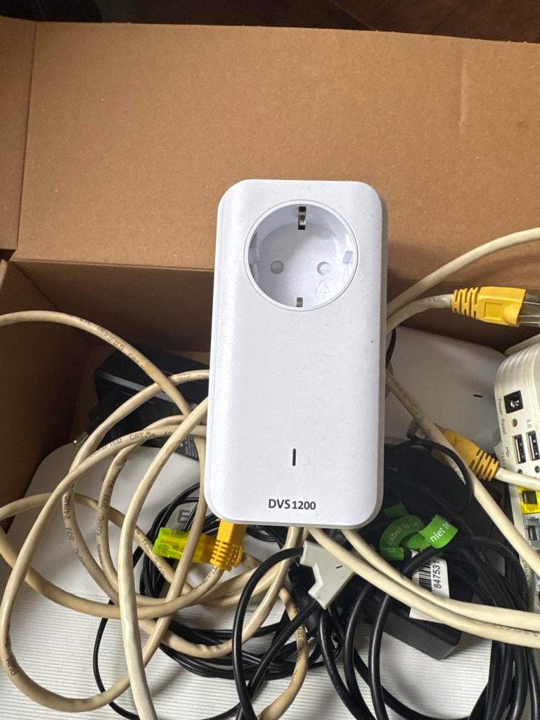 Experia box v10a , wifi versterkers, tp link extender en dvs, Computers en Software, Ophalen of Verzenden, Zo goed als nieuw, Router