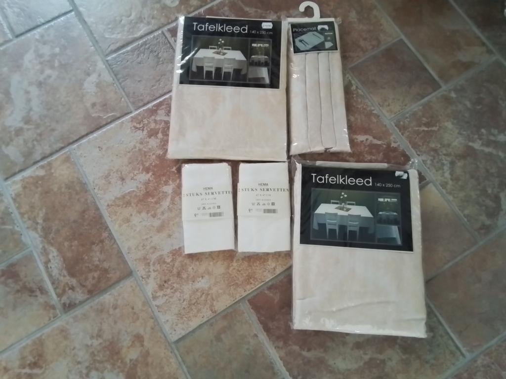 Tafellaken 2 stuks plus 4 placemat en servetten, Huis en Inrichting, Ophalen of Verzenden, Nieuw, Rechthoek