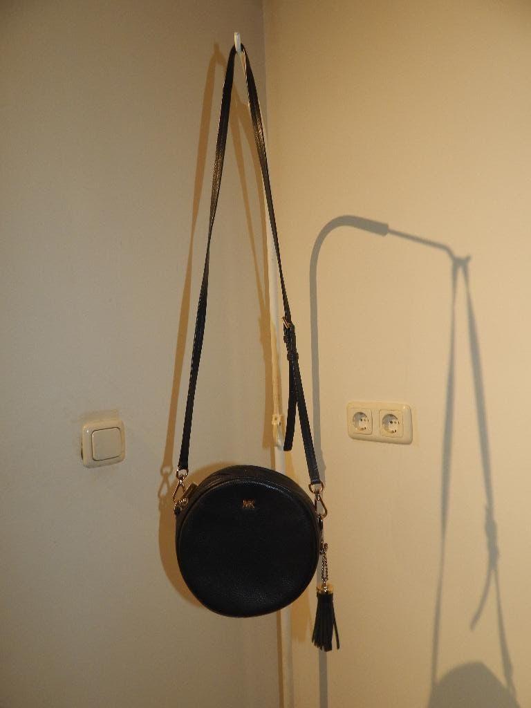 Michael Kors leren schoudertas rond model gouden hardware, Verzenden, Zo goed als nieuw, Zwart, Schoudertasje