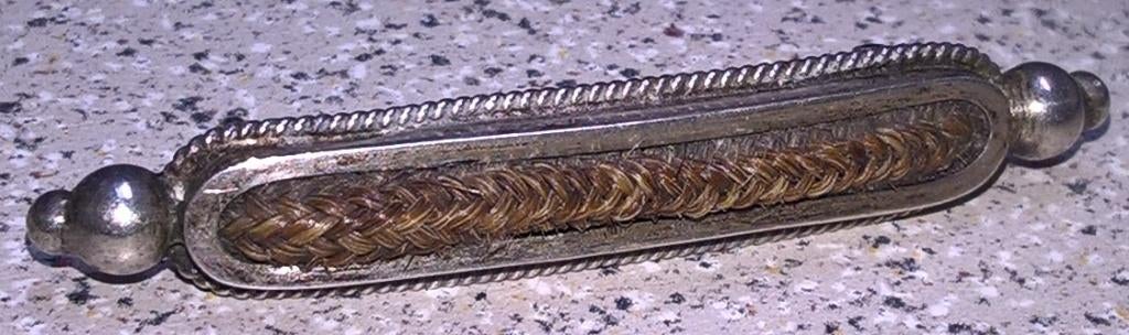 Antieke rouwbroche speld met haarwerk inscriptie Y N 1917, Sieraden, Tassen en Uiterlijk, Antieke sieraden, Verzenden, Overige materialen