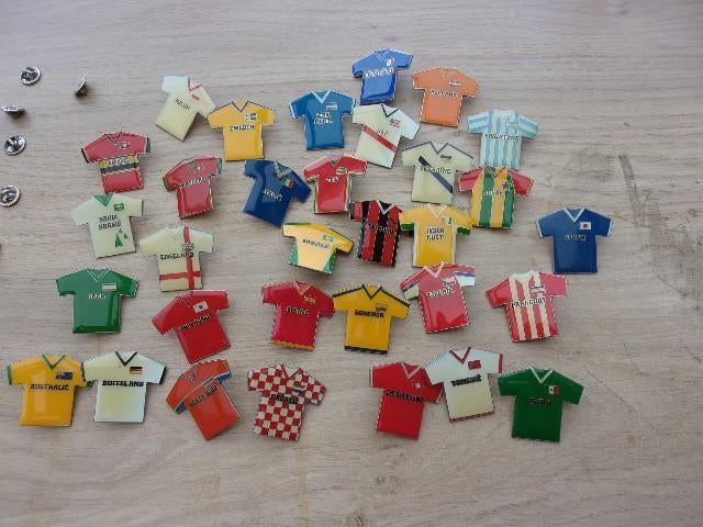 voetbal shirt speldjes, Ophalen of Verzenden, Nieuw, Sport, Speldje of Pin