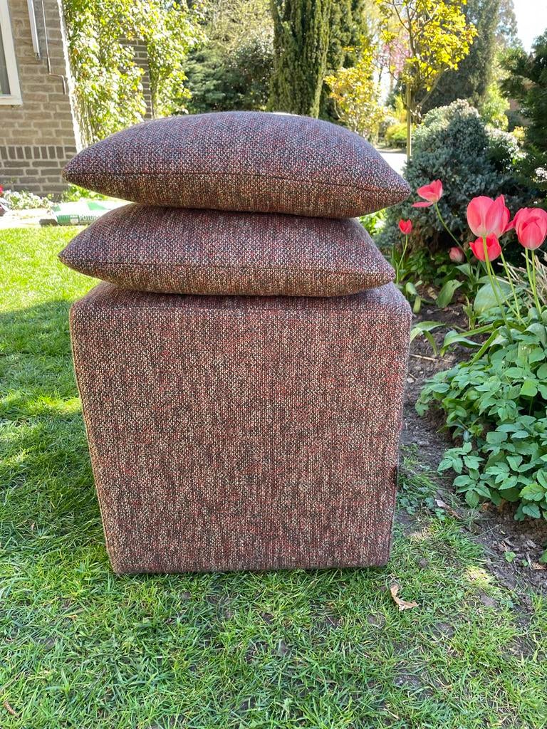 Poef met 2 bijbehorende kussens, Ophalen, Zo goed als nieuw, Vierkant, Minder dan 50 cm