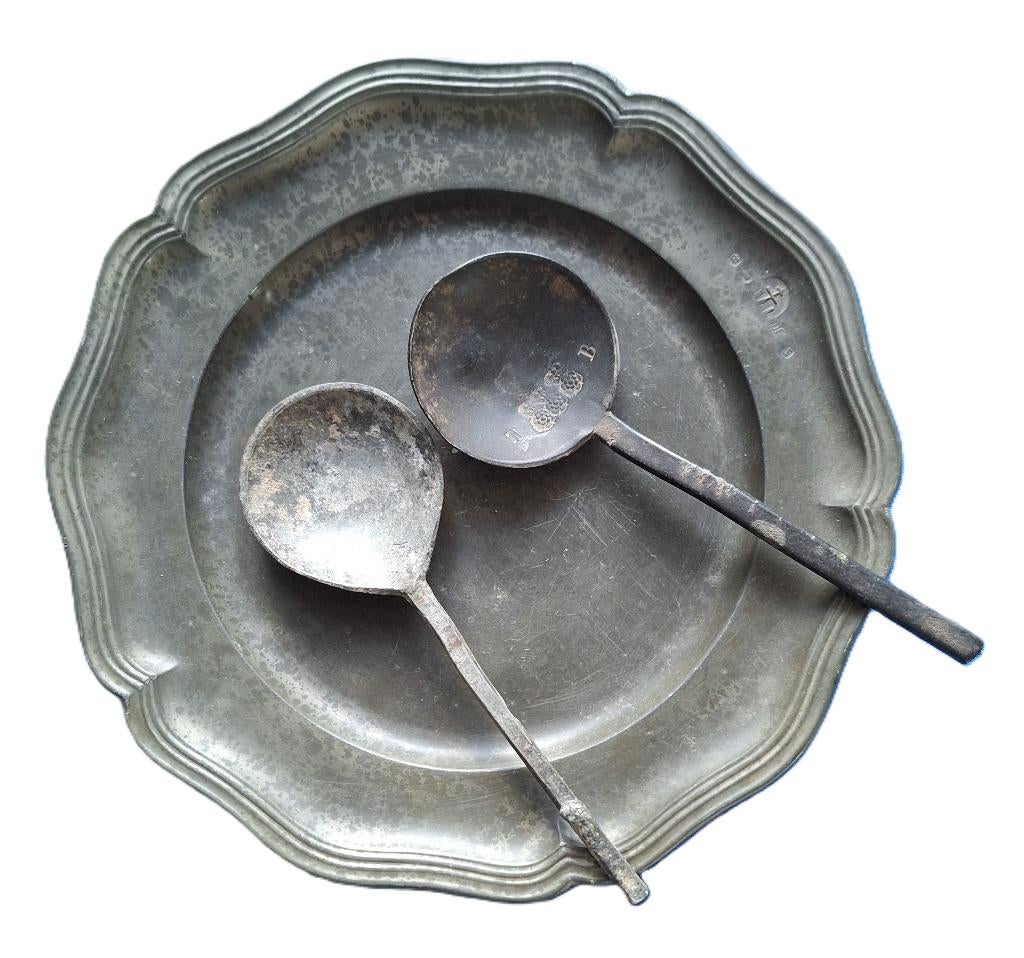 Antiek bord + 2 lepels gemerkt, Verzenden