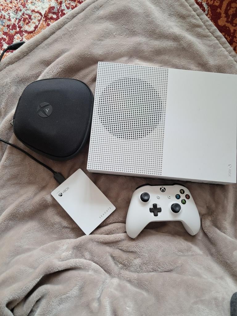 Xbox One S met externe HDD en 2 controllers, 2 spelers, Ophalen of Verzenden, Zo goed als nieuw, Vanaf 3 jaar