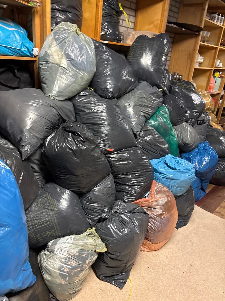 Grote partij kleding en schoenen (ca. 1000 kg), Ophalen, Info@inenuit.com, 6824gr, Gedragen