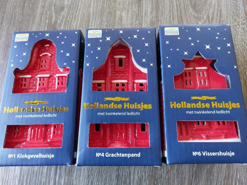 3 Huisjes en  1 doosje kersthangers van de postcodeloterij., Diversen, Kerst, Ophalen of Verzenden, Nieuw