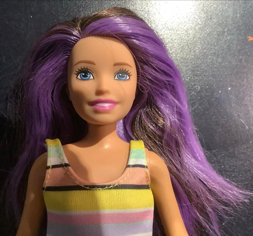 Skipper pop Mattel 2010 met paars haar, Verzamelen, Poppen, Ophalen of Verzenden, Zo goed als nieuw