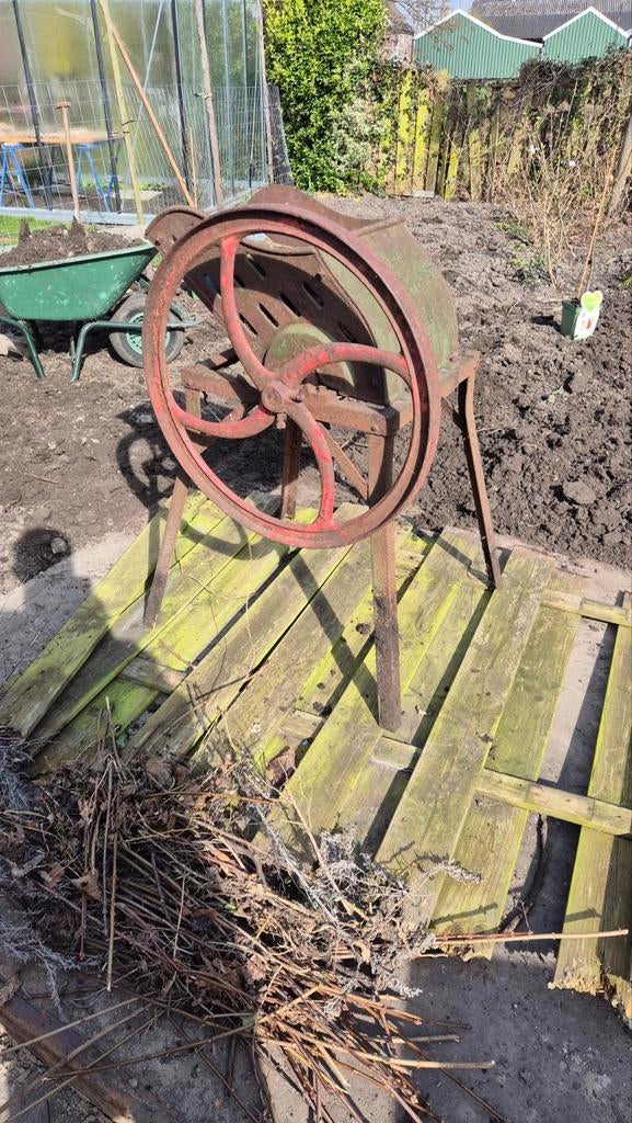 Oude bietenmolen, Antiek en Kunst, Antiek | Gereedschap en Instrumenten, Ophalen