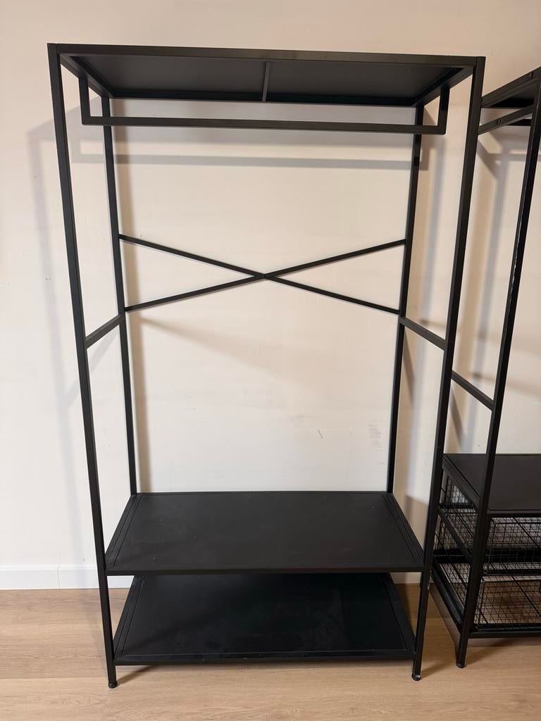 Zwarte metalen kasten, Met plank(en), 100 tot 150 cm, Ophalen of Verzenden, Zo goed als nieuw