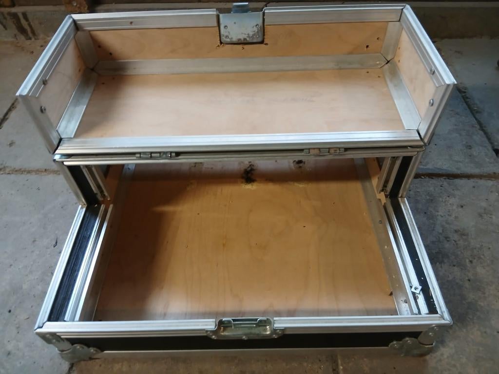 Dubbele cd speler flightcase nette staat

66x22x54, Ophalen, Overige instrumenten, Flightcase