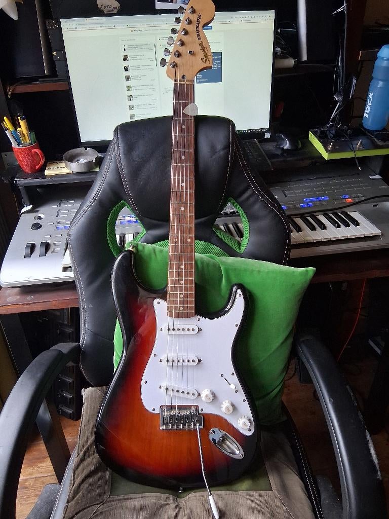 Zeer mooie Fender Squier Affinity SSS Stratocaster Sunburst, Ophalen, Zo goed als nieuw, Solid body, Fender