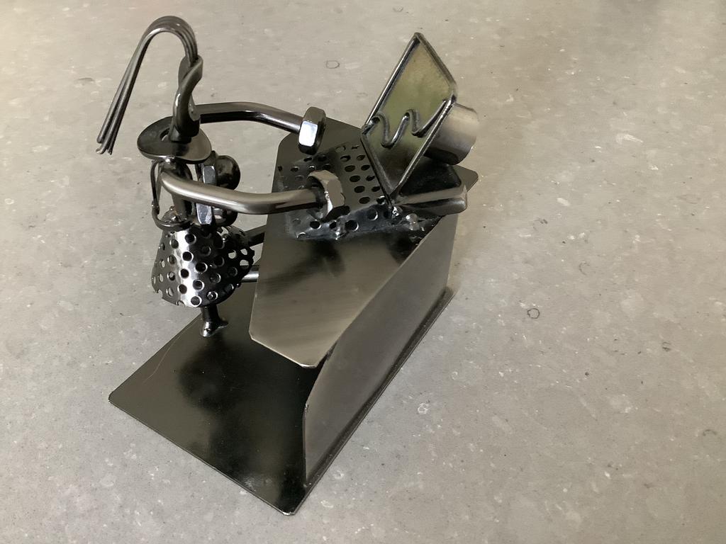 Kantoormedewerker secretaresse moerenmannetje metaal beeldje, Ophalen of Verzenden, Zo goed als nieuw, Mens