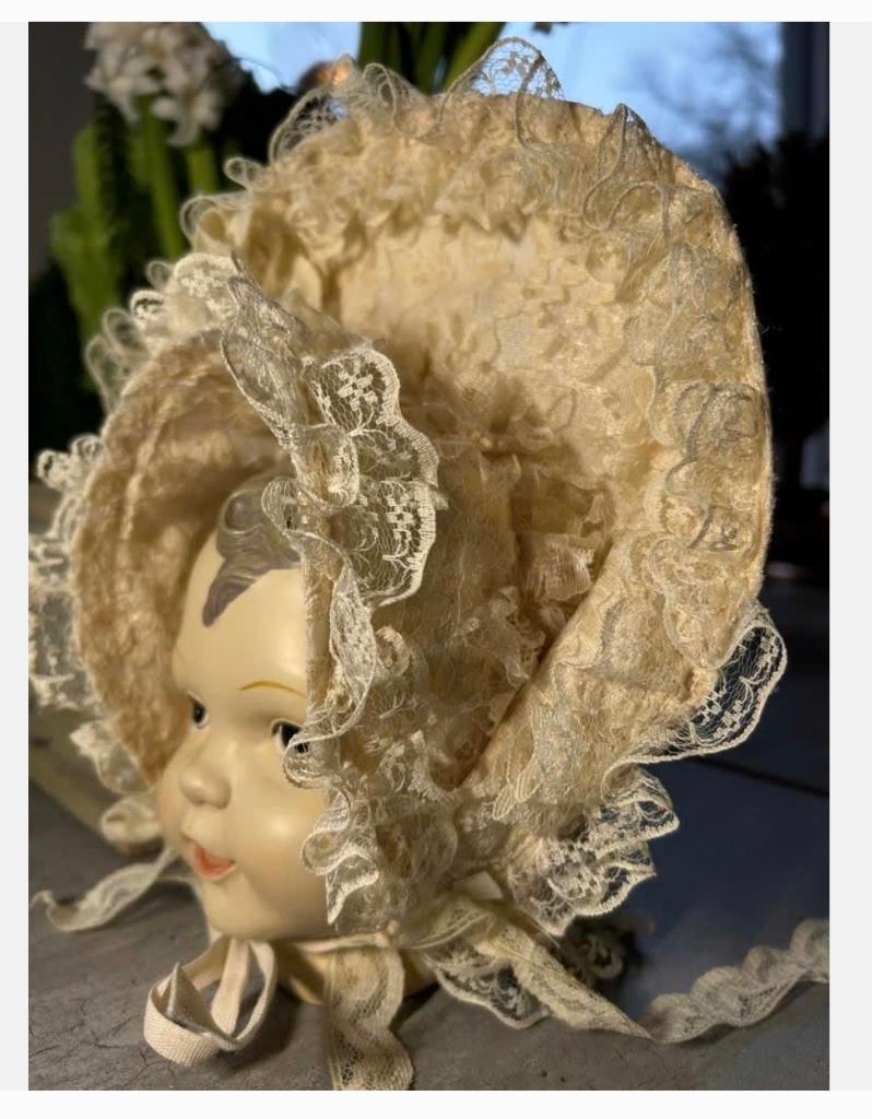 Vintage poppenmutsje, veel kant, Ophalen of Verzenden, Zo goed als nieuw, X, Kleertjes