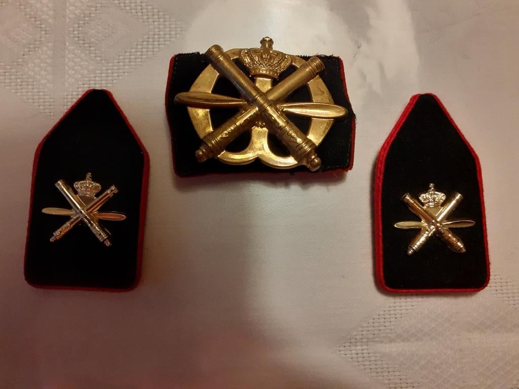 Kraagspiegels en baretembleem  : Luchtdoel Artillerie, Verzamelen, Ophalen of Verzenden, Landmacht, Nederland, Embleem of Badge