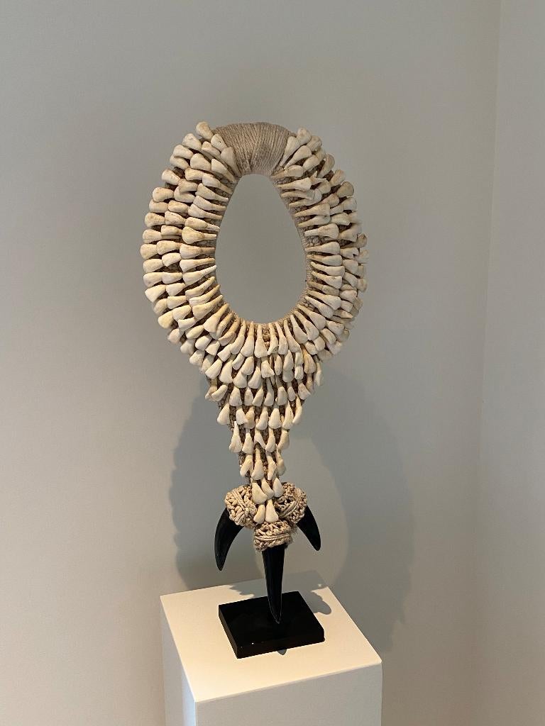 Decoratief ornament - tribale ketting op standaard, Ophalen of Verzenden, Zo goed als nieuw