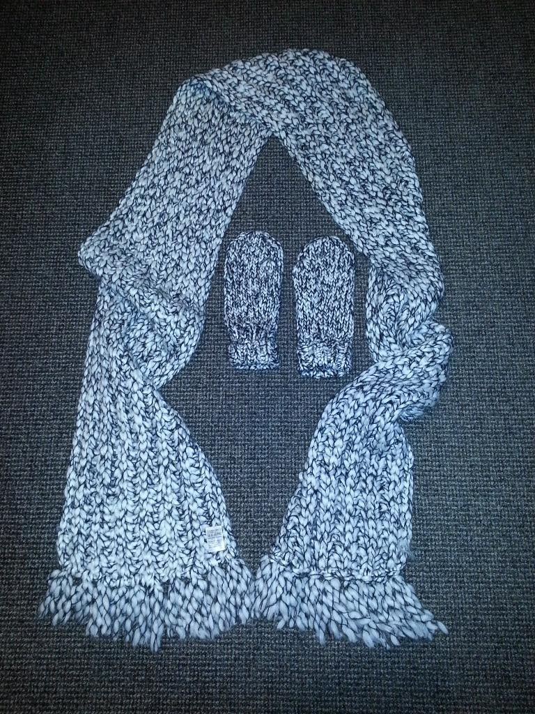 lekkere warme sjaal met wanten, lengte 2.40 m, Ophalen of Verzenden, Zo goed als nieuw, Maat 38/40 (M), Sjaal