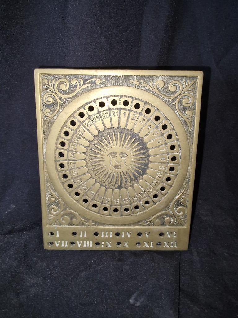 Antieke bronzen kalender met zonnewijzer, Ophalen of Verzenden
