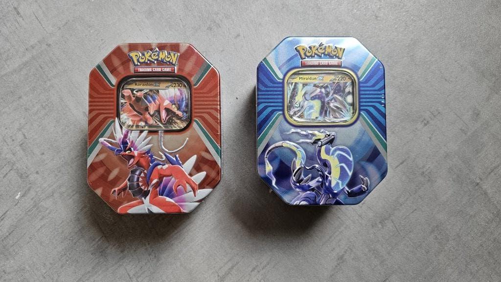 Pokémon Paldea Legends tin 2x (totaal 8 packs en 2 promo's), Ophalen of Verzenden, Nieuw