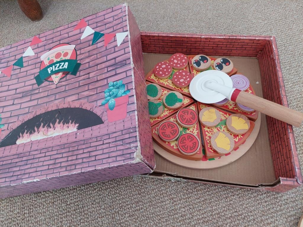Houten speelgoed pizza met snijder in doos, Ophalen of Verzenden, Gebruikt, Hout, Speelkeuken-accessoire