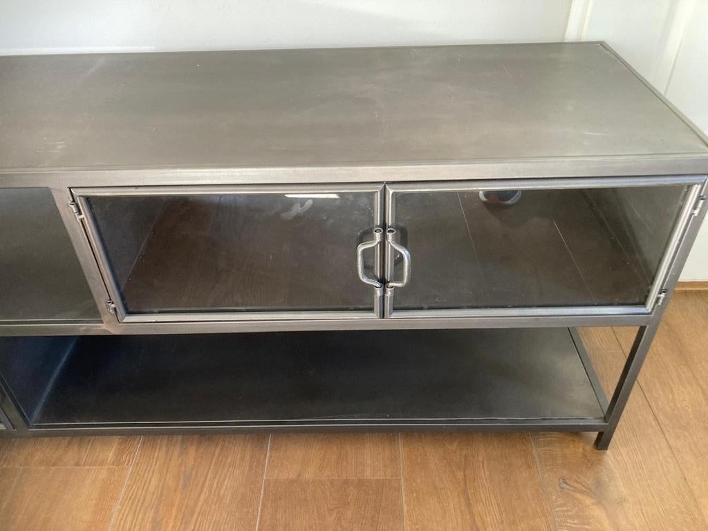 Stoer industrieel tv meubel van staal, 150 tot 200 cm, Ophalen of Verzenden, Zo goed als nieuw, Minder dan 100 cm