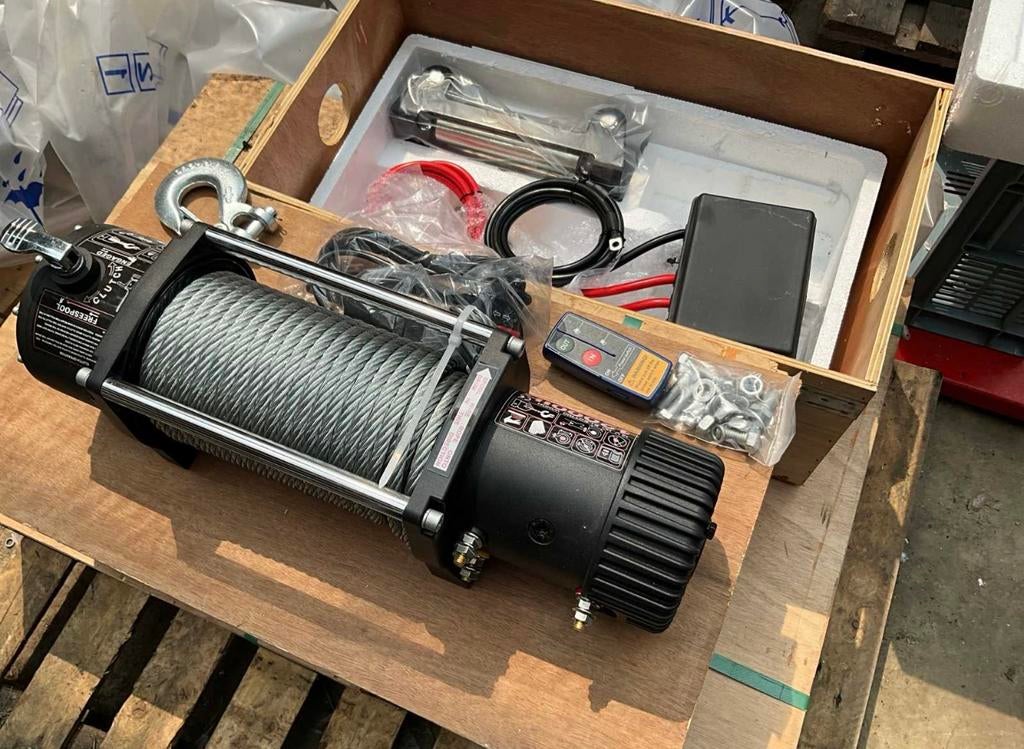 Elektrische Lier 5500KG – 12V – Nieuw & Compleet in Kist, Doe-het-zelf en Verbouw, Lieren en Takels, Ophalen, Nieuw