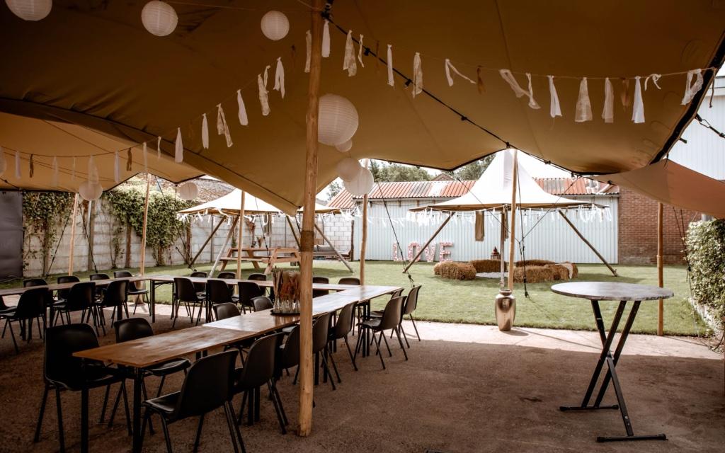 Stretchtent 10 x 15 meter te huur - Zand - Ook last minute, Partytent, 6 meter of meer, Zo goed als nieuw, 8 meter of meer