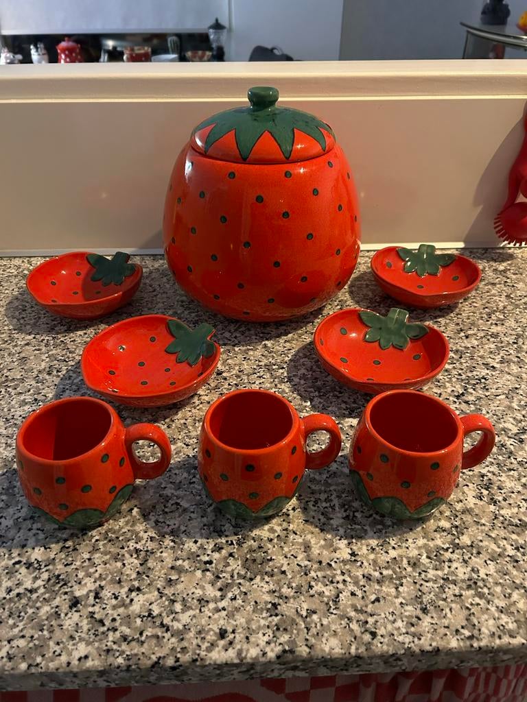 Aardbei servies - 3 bekers, 4 schaaltjes, Huis en Inrichting, Ophalen of Verzenden, Zo goed als nieuw, Overige stijlen, Kop(pen) en/of Schotel(s)