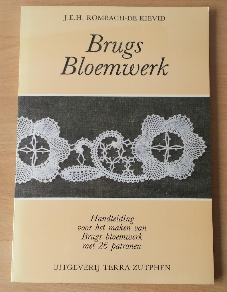 Brugs Bloemwerk - J.E.H. Rombach-de Kievid, Hobby en Vrije tijd, Kantklossen, Gebruikt, Boek of Tijdschrift, Ophalen of Verzenden