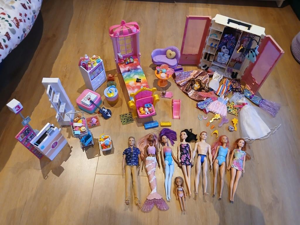 Barbies en toebehoren, winkel, commode, bed, kast, Ophalen of Verzenden, Gebruikt, Toebehoren