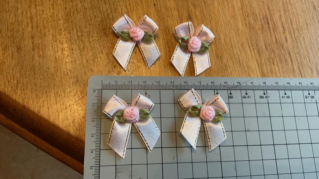 4 mooie strikjes met roosje erop, eenmalige set, Ophalen of Verzenden, Nieuw