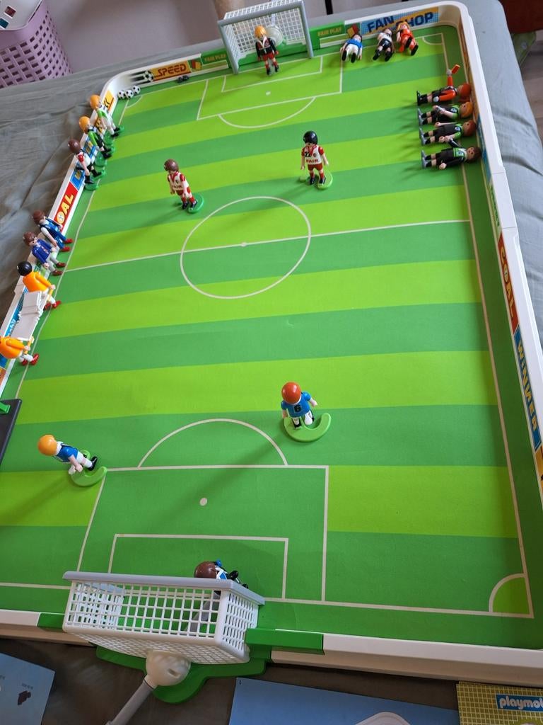 Playmobil 4700 voetbalveld + extra's, Ophalen of Verzenden, Zo goed als nieuw