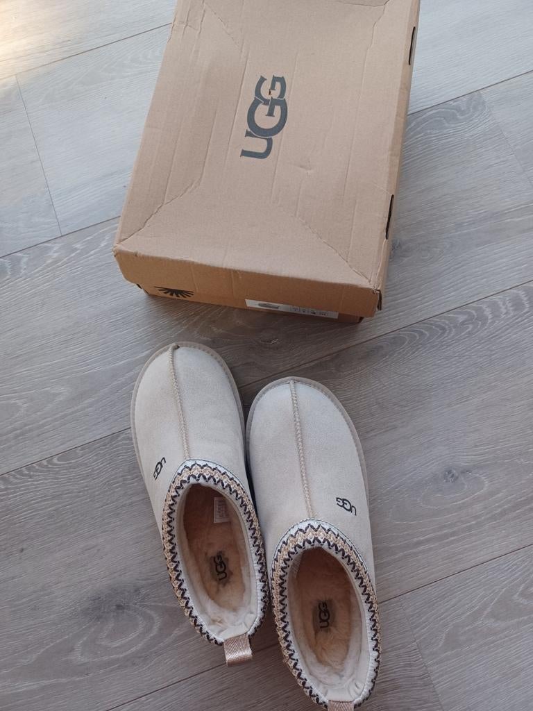 Mooie nieuwe  Ugg Tuzz, Kleding | Dames, Schoenen, UGG, Beige, Nieuw, Ophalen of Verzenden