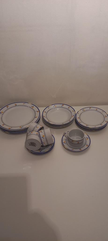 Wit porselein servies met blauw en oranje bloemetjes., Antiek en Kunst, Antiek | Servies compleet, Ophalen