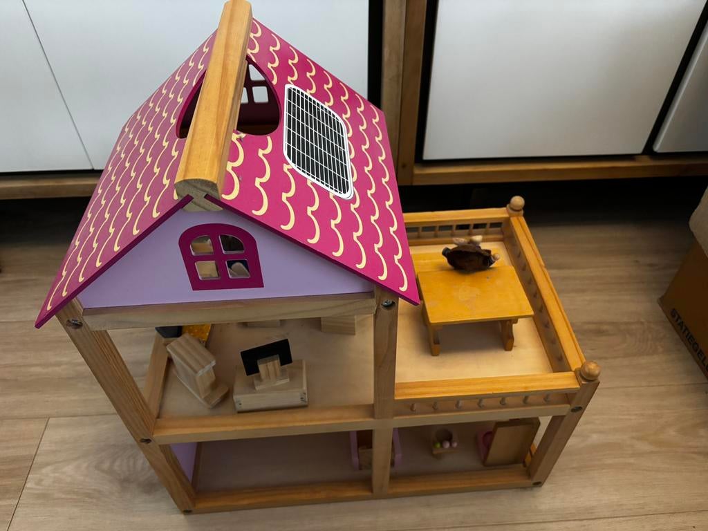 Houten poppenhuis met poppetjes en meubels, Kinderen en Baby's, Speelgoed | Poppenhuizen, Ophalen, Zo goed als nieuw, Poppenhuis