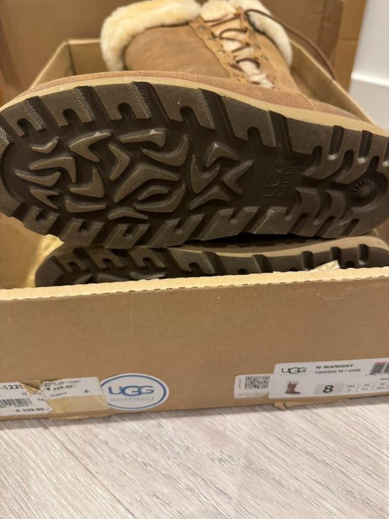 UGG Larsen 39, Hoge laarzen, Beige, Ophalen of Verzenden, Zo goed als nieuw