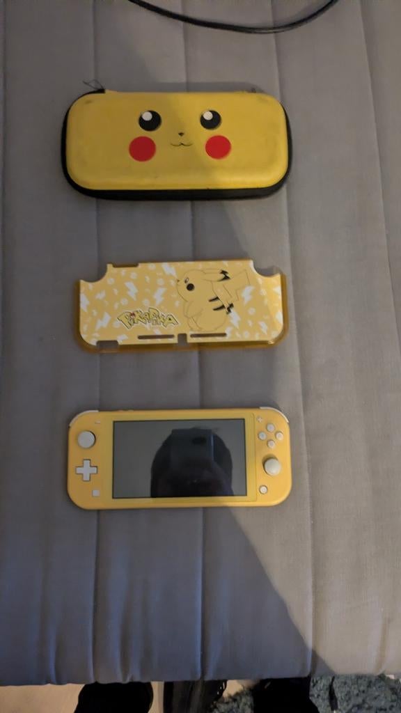 Nintendo Switch Lite - Geel - Pikachu Case & Hoes, Ophalen of Verzenden, Geel, Zo goed als nieuw, Met beschermhoes of tas