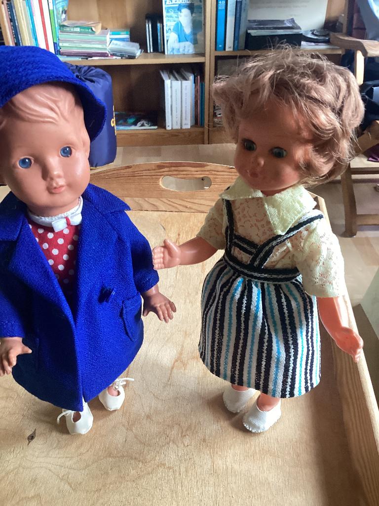 Popjes uit de zeventiger jaren met handgemaakte kleertjes, Verzamelen, Poppen, Ophalen, Zo goed als nieuw, Pop