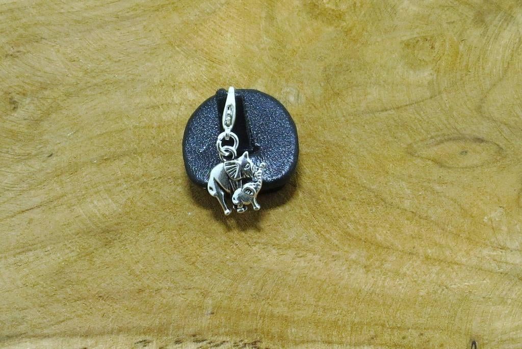 oud zilverkleur olifantjes 15x14 mm bedeltje met slotje, Overige materialen, Verzenden, Nieuw, 1 bedel