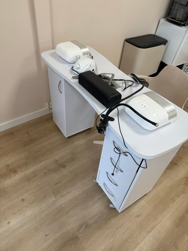 Manicuretafel niieuw met apparatuur en spullen, Sieraden, Tassen en Uiterlijk, Uiterlijk | Cosmetica en Make-up, Ophalen of Verzenden