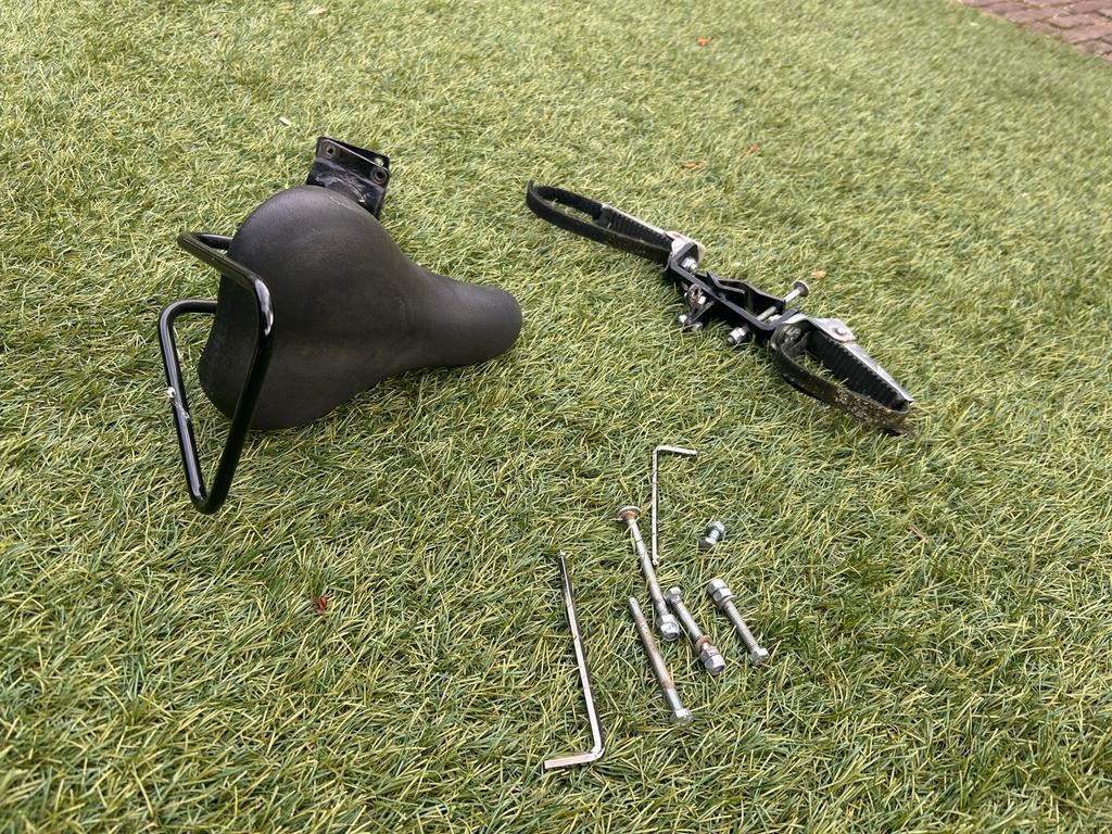 Gebruikt fietsstoeltje voor voorop met voetensteun, Fietsen en Brommers, Fietsaccessoires | Fietsstoeltjes, Ophalen, Gebruikt