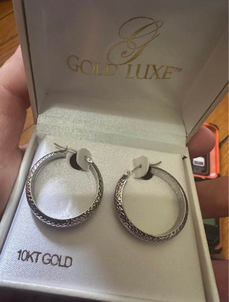 Witgouden 10k gediamanteerde bewerkte creolen., Sieraden, Tassen en Uiterlijk, Oorbellen, Ophalen of Verzenden, Nieuw, Wit, Goud