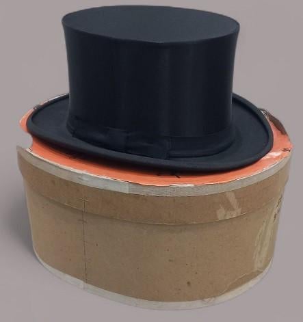 Aleisa hoge hoed in originele kartonnen hoedendoos, Kleding | Heren, Ophalen of Verzenden, Zo goed als nieuw, Hoed