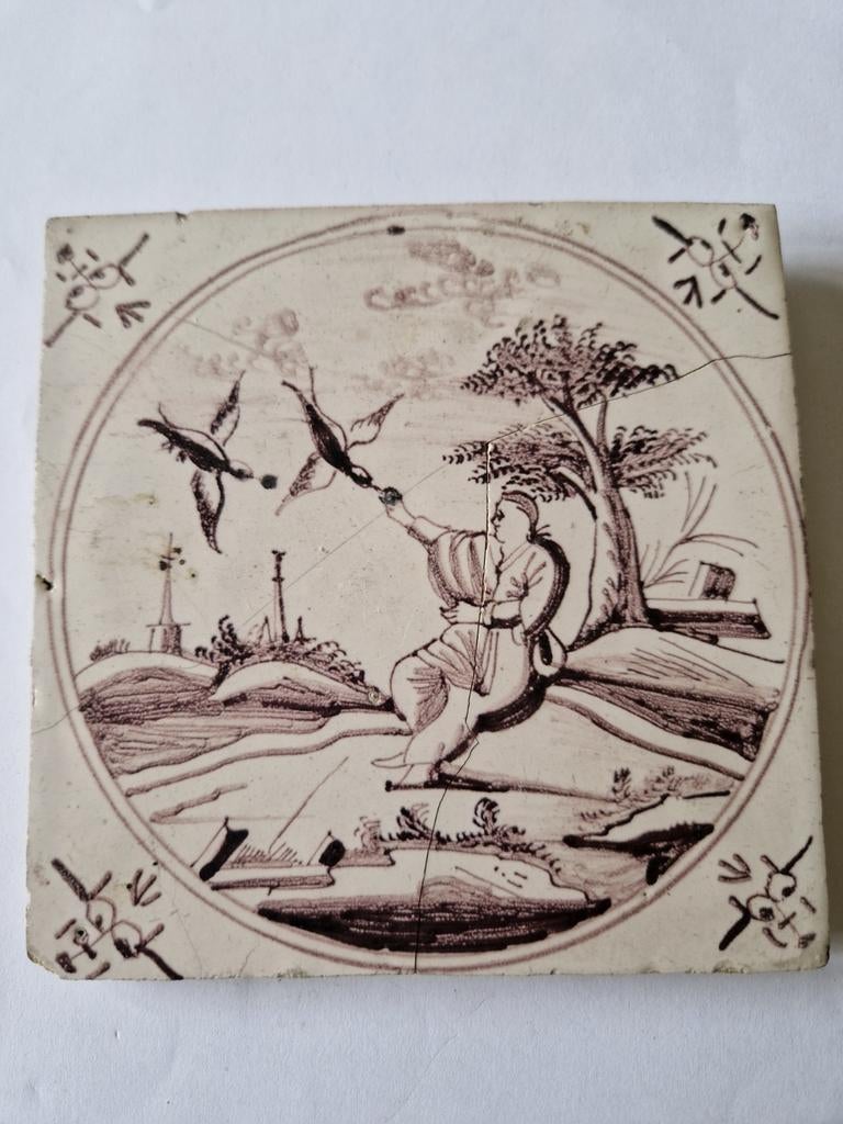 Antieke tegel met afbeelding van man en vogels, Antiek en Kunst, Ophalen of Verzenden