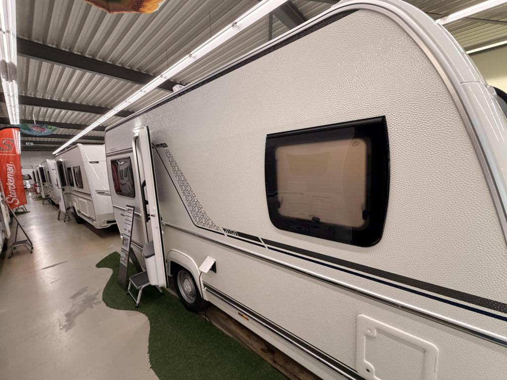 Fendt Bianco Activ 445 SFB 1700KG+Combi 4e+Big foot, Caravans en Kamperen, Caravans, Rondzit, Bedrijf, Schokbreker, Overige typen