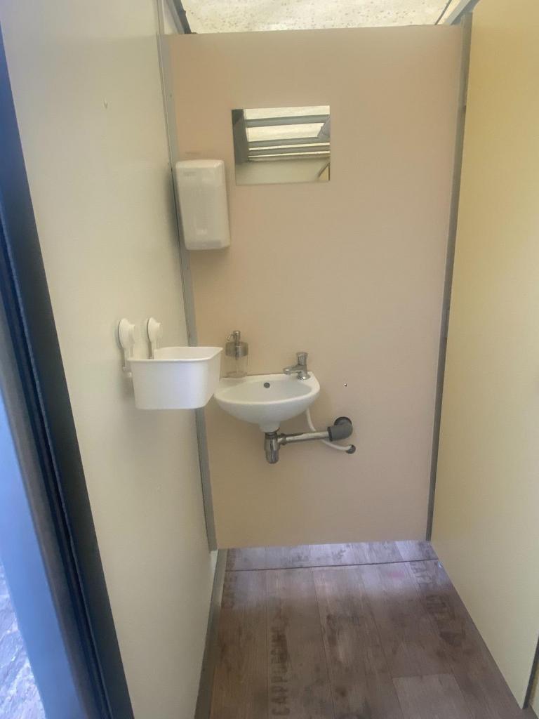 Sanitair unit op slede 4 plaszuilen + 5 toiletten opknapper, Ophalen