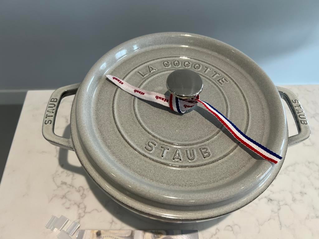 Staub La Cocotte 24 cm White Truffel nieuw, Gietijzer, Nieuw, Ophalen of Verzenden, Staub