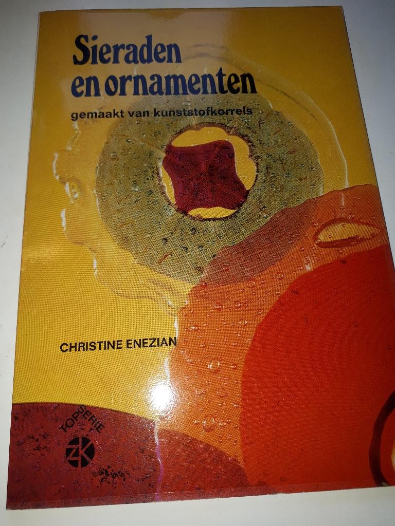 Sieraden en ornamenten. Gemaakt van kunststofkorrels, Ophalen of Verzenden, Gelezen, Overige onderwerpen