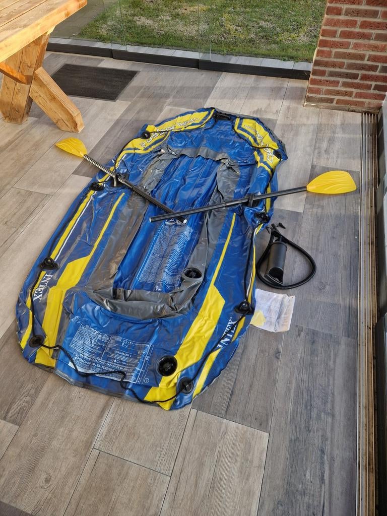 Intex Challenger 2 opblaasboot met roeispanen en pomp, Ophalen of Verzenden, Zo goed als nieuw