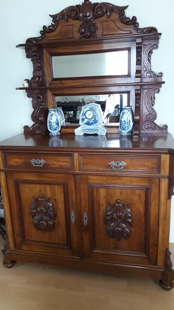Antieke buffetkast met spiegel en houtsnijwerk, Antiek en Kunst, Ophalen