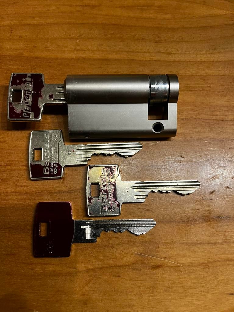 Meerdere cilindersloten, Ophalen, Zo goed als nieuw, Slot